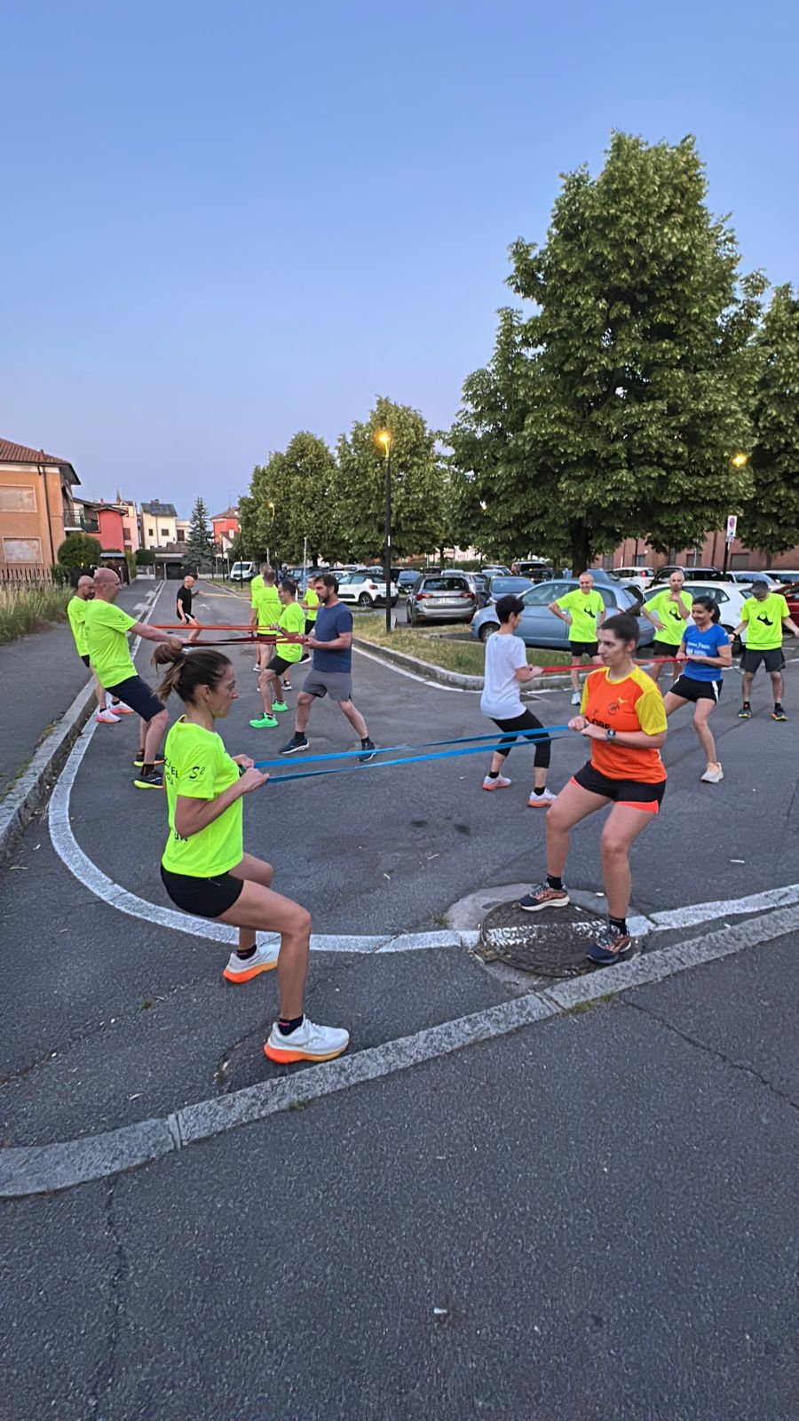 Gruppo Let's Run in allenamento con elastici all'aperto al tramonto