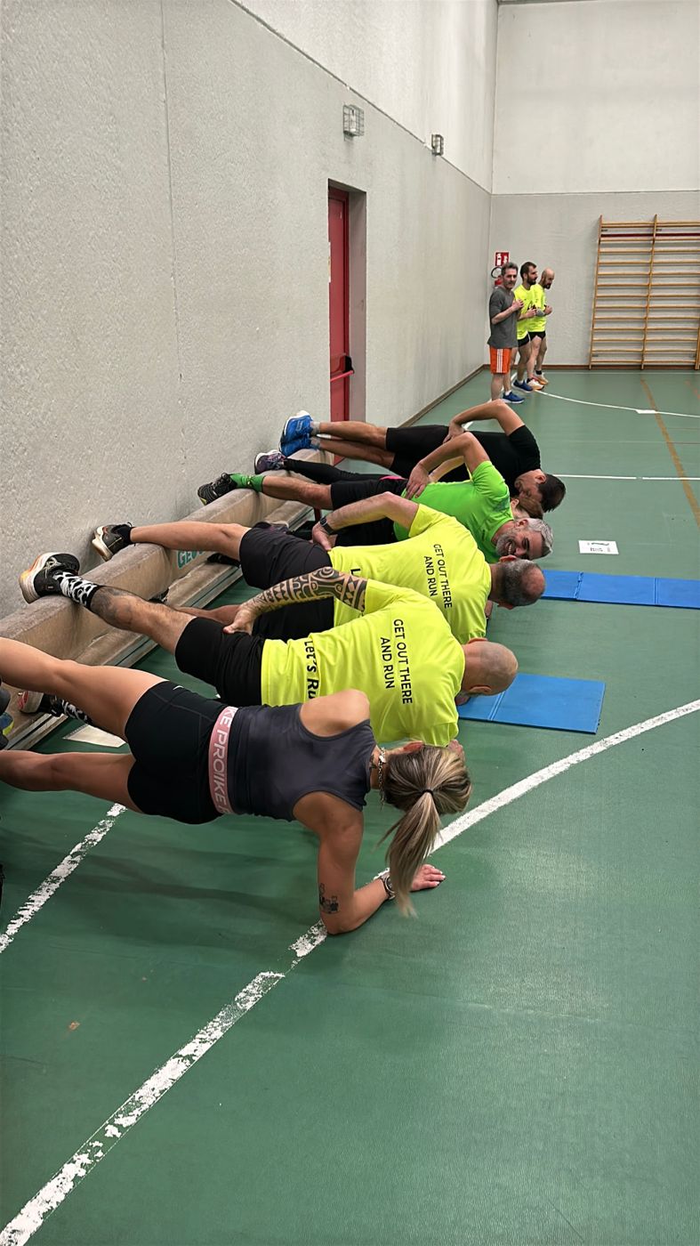 Atleti in plank durante il circuito di forza a corpo libero