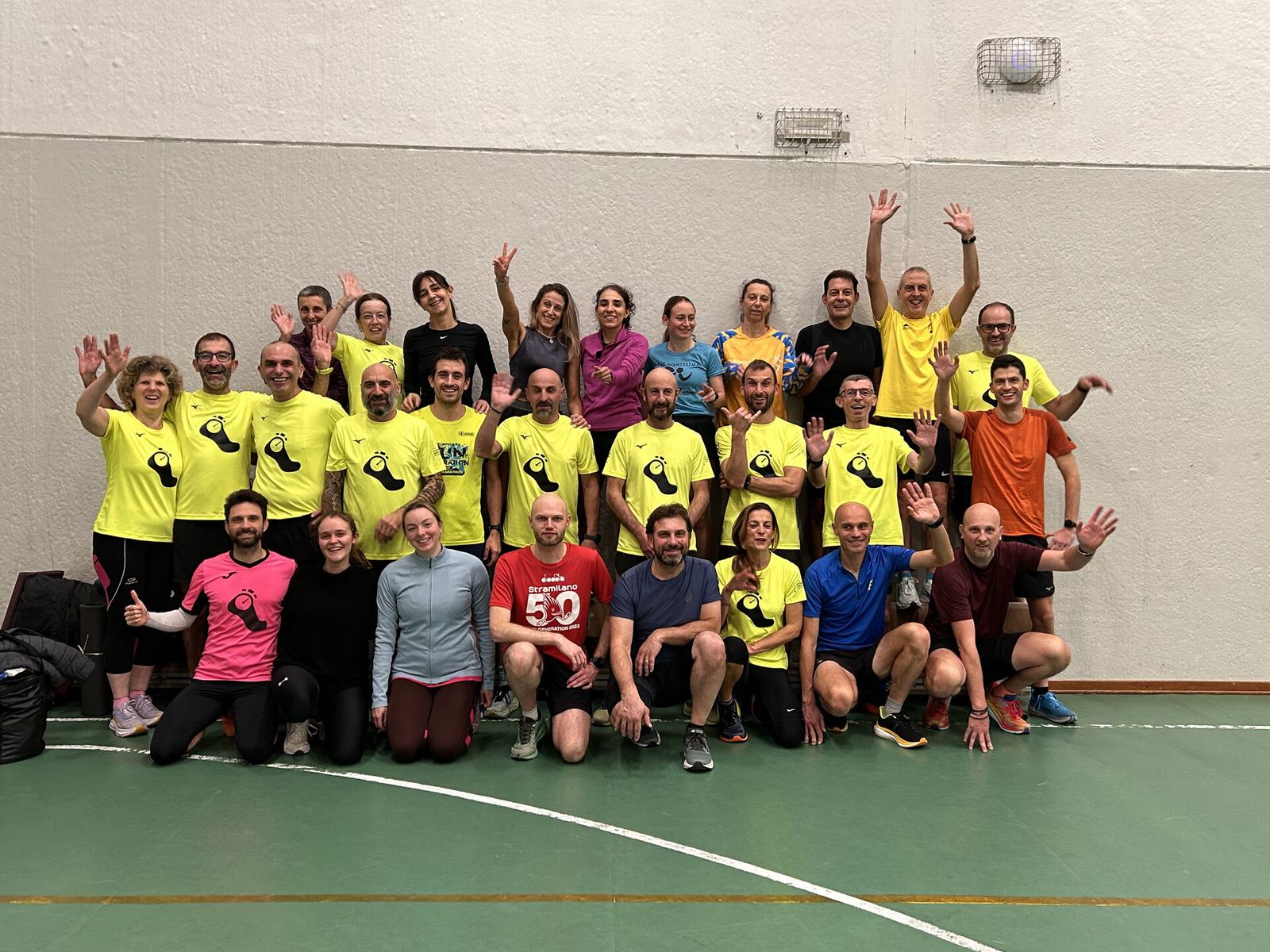 Gruppo di atleti Runners Academy durante l'allenamento di forza in palestra a Treviglio