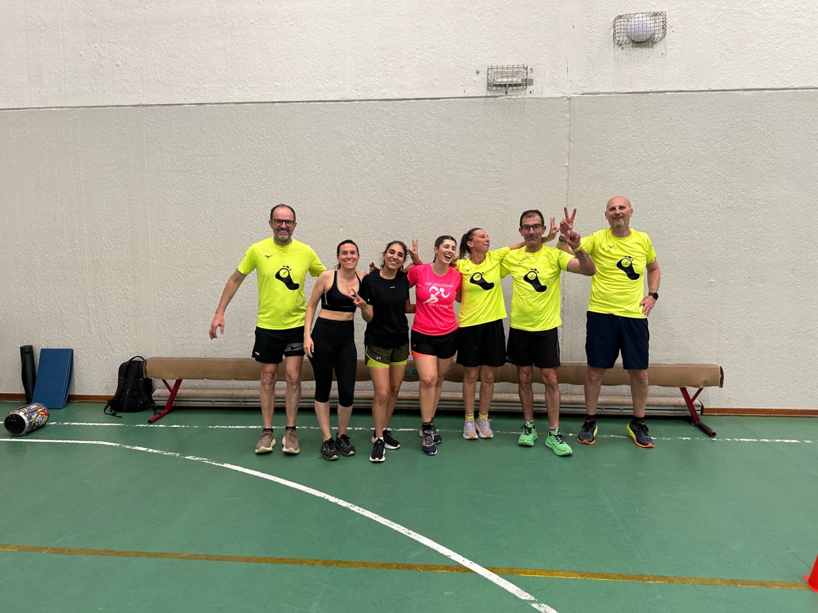Team Let's Run in maglia gialla fluo posa sorridente al termine dell'allenamento in palestra