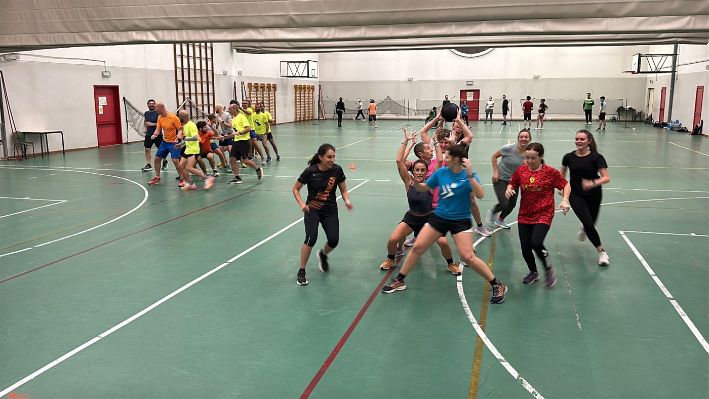 Gioco di squadra con palla medica durante l'allenamento di gruppo Let's Run